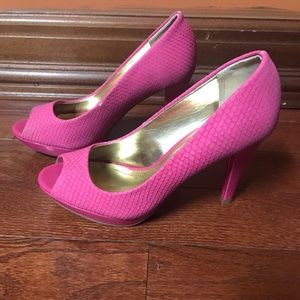 ✨Women’s pink heels✨
